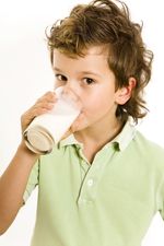chlapec pije mlieko
