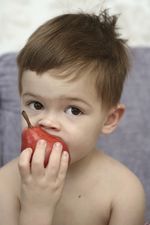 chlapec s ovocim